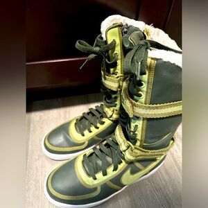 Nike Women’s Swoosh lace up boots, Size 9 1/2